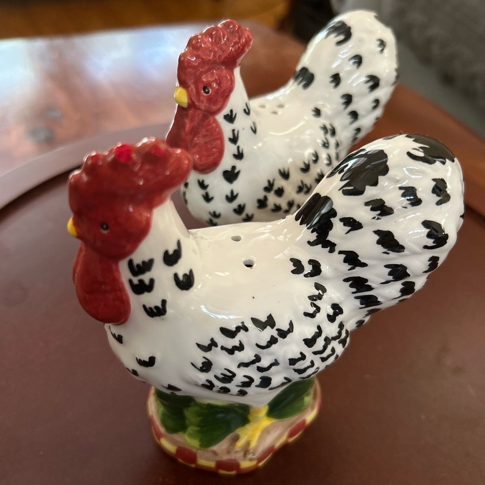Farmhouse Chicken/Rooster – Ceramic Salt & Pepper Pair🐓 - Picture 3 of 6